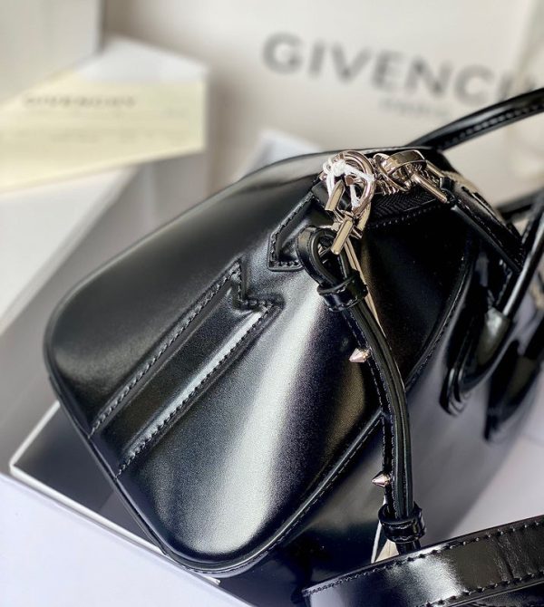 Envy Hold - Givenchy Bags - 070 Fashion